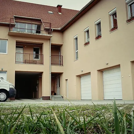 Family アパート エゲル